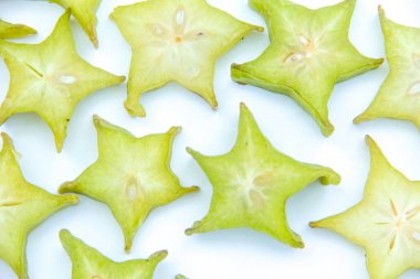 Beyaz arka planda yıldız meyvesi dilimli Carambola meyvesi