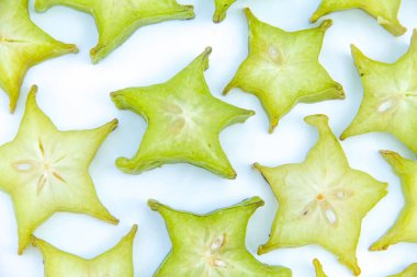 Beyaz arka planda yıldız meyvesi dilimli Carambola meyvesi