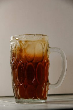 Taze çay, bardakta soğuk tatlı çay.