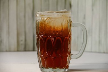 Taze çay, bardakta soğuk tatlı çay.