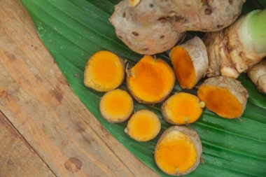 Zerdeçal ya da Curcuma longa linn ya da rhizome kökü, kendine özgü bir rengi ve aroması olan bir tüp bitkisi.