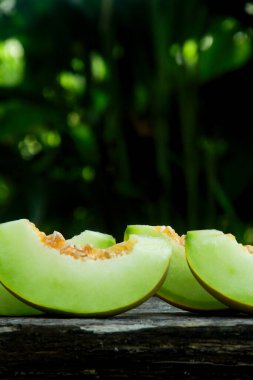 Dilimlenmiş yeşil kavun, yenmeye hazır taze kavun.