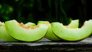 Dilimlenmiş yeşil kavun, yenmeye hazır taze kavun.