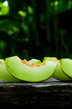 Dilimlenmiş yeşil kavun, yenmeye hazır taze kavun.