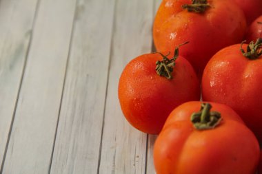 Taze kırmızı domatesler, kırmızı renk domatesin olgun olduğunu gösterir.