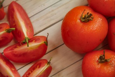 Taze kırmızı domatesler, kırmızı renk domatesin olgun olduğunu gösterir.