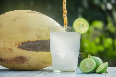 Sarı hindistan cevizinden taze hindistan cevizi suyu ve limon suyu.
