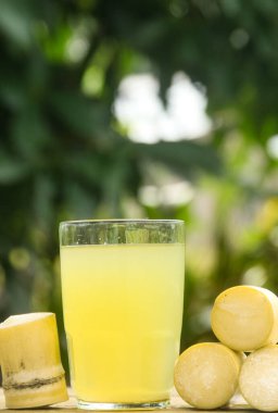 Şeker kamışı suyundan, sıkılmış şeker kamışı suyundan şeker kamışı sapları ve doğal arkaplanından iç.