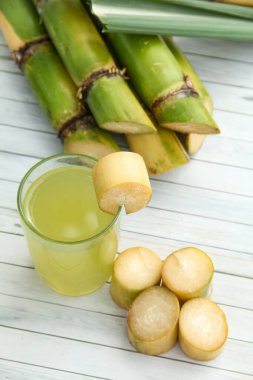 Şeker kamışı suyundan, sıkılmış şeker kamışı suyundan şeker kamışı sapları ve doğal arkaplanından iç.