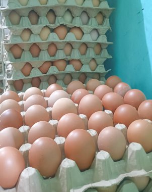 Endonezya 'da geleneksel bir dükkanda yumurta rafına yerleştirilmiş tavuk yumurtaları.