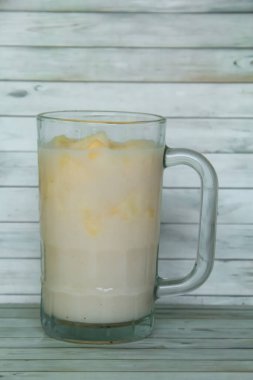 Suri salatalığından ve taze hindistan cevizi sütü, suri salatalığı veya salatalık melo L. var 'dan iç. Naudin reticulatus, kokulu kokulu sürünen bir bitkinin meyvesidir.