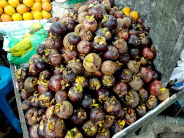 Karo bölgesindeki Berastagi meyve pazarında taze meyve, salak, avokado, üzüm, mangosteen gibi taze meyveler düzgünce düzenlenmiştir.