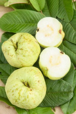 Kristal guava ya da Psidium guajava, doğal arka planı olan bir masada dilimlenmiş kristal guava.