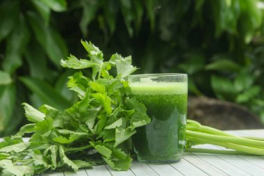 Kereviz suyu, kerevizden yapılmış sağlıklı yeşil içecek taze yeşil kereviz yapraklarıyla süslenmiş yeşil kereviz suyu.