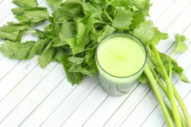 Kereviz suyu, kerevizden yapılmış sağlıklı yeşil içecek taze yeşil kereviz yapraklarıyla süslenmiş yeşil kereviz suyu.