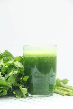 Kereviz suyu, kerevizden yapılmış sağlıklı yeşil içecek taze yeşil kereviz yapraklarıyla süslenmiş yeşil kereviz suyu.