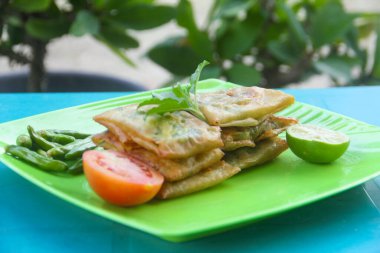 Matabak telur, Endonezya yemeği. Yeşil bir tabakta servis edilen lezzetli ve lezzetli bir tadı var.