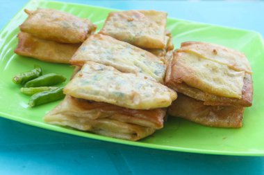 Matabak telur, Endonezya yemeği. Yeşil bir tabakta servis edilen lezzetli ve lezzetli bir tadı var.