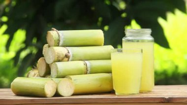 Sıkışmış sarı şeker kamışı suyundan ya da Poaceae ailesinin bir parçası olan Saccharum officinarum L, sıkılmış şeker kamışı suyundan yapılan bir içecek.