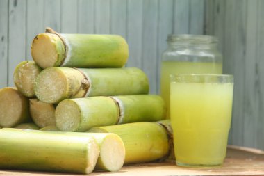 Sıkışmış sarı şeker kamışı suyundan ya da Poaceae ailesinin bir parçası olan Saccharum officinarum L 'den yapılan bir içecek sıkılmış şeker kamışı suyundan yapılan ve taze şeker kamışı saplarıyla güzelce düzenlenmiş bir içecek.