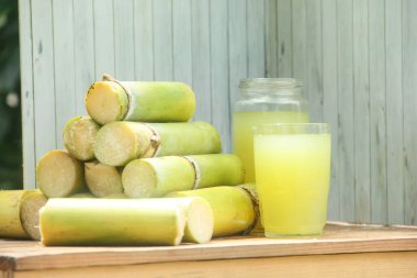 Sıkışmış sarı şeker kamışı suyundan ya da Poaceae ailesinin bir parçası olan Saccharum officinarum L 'den yapılan bir içecek sıkılmış şeker kamışı suyundan yapılan ve taze şeker kamışı saplarıyla güzelce düzenlenmiş bir içecek.