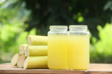 Sıkışmış sarı şeker kamışı suyundan ya da Poaceae ailesinin bir parçası olan Saccharum officinarum L 'den yapılan bir içecek sıkılmış şeker kamışı suyundan yapılan ve taze şeker kamışı saplarıyla güzelce düzenlenmiş bir içecek.