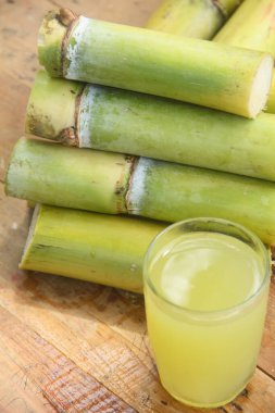 Sıkışmış sarı şeker kamışı suyundan ya da Poaceae ailesinin bir parçası olan Saccharum officinarum L 'den yapılan bir içecek sıkılmış şeker kamışı suyundan yapılan ve taze şeker kamışı saplarıyla güzelce düzenlenmiş bir içecek.