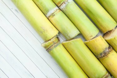 Taze sarı şeker kamışı sapları ya da masadaki Saccharum ofisinin şekli