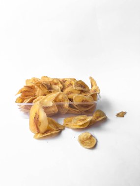 Beyaz arka plan izolasyonu serpiştirilmiş muz cipsi, musa paradisiaca muzlarından yapılmış muz cipsi.
