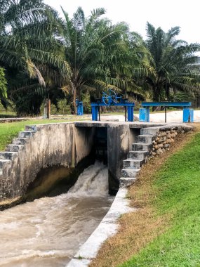 Su kanalları veya barajlar su yoğunluğunu düzenlemek ve tarım ve tarım arazilerine su sağlamak için çalışır.