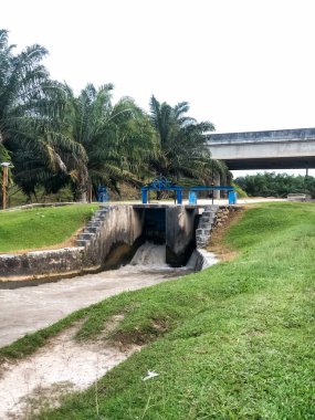 Su kanalları veya barajlar su yoğunluğunu düzenlemek ve tarım ve tarım arazilerine su sağlamak için çalışır.
