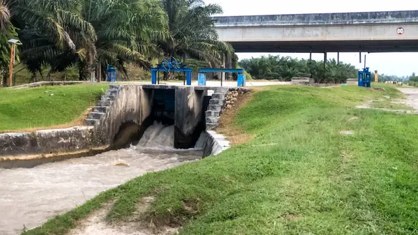 Su kanalları veya barajlar su yoğunluğunu düzenlemek ve tarım ve tarım arazilerine su sağlamak için çalışır.