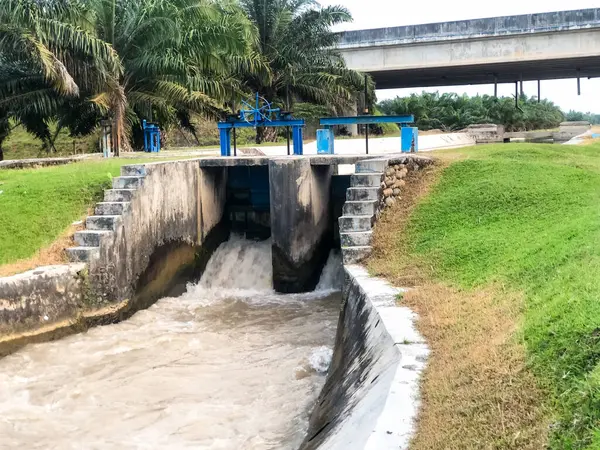 Su kanalları veya barajlar su yoğunluğunu düzenlemek ve tarım ve tarım arazilerine su sağlamak için çalışır.