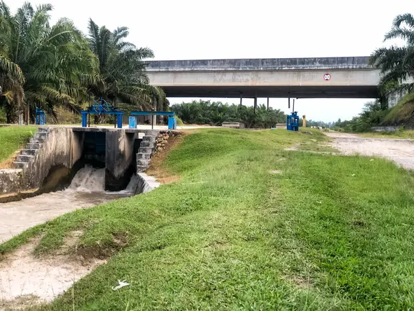 Su kanalları veya barajlar su yoğunluğunu düzenlemek ve tarım ve tarım arazilerine su sağlamak için çalışır.