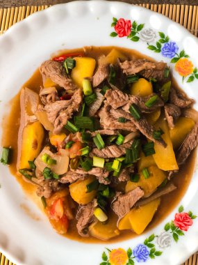 Dendeng veya kurutulmuş et ince dilimlenir ve baharatlarla pişirilir. Tipik Batı Sumatra, Endonezya. Kurutulmuş sığır eti ve işlenmiş et.