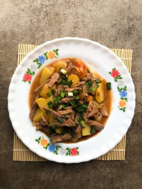 Dendeng veya kurutulmuş et ince dilimlenir ve baharatlarla pişirilir. Tipik Batı Sumatra, Endonezya. Kurutulmuş sığır eti ve işlenmiş et.