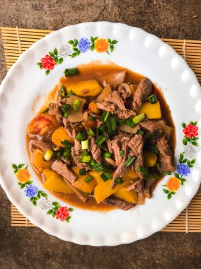 Dendeng veya kurutulmuş et ince dilimlenir ve baharatlarla pişirilir. Tipik Batı Sumatra, Endonezya. Kurutulmuş sığır eti ve işlenmiş et.