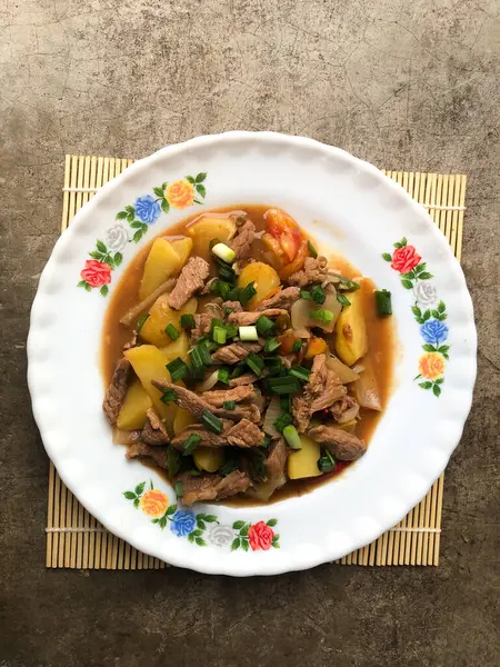 Dendeng veya kurutulmuş et ince dilimlenir ve baharatlarla pişirilir. Tipik Batı Sumatra, Endonezya. Kurutulmuş sığır eti ve işlenmiş et.