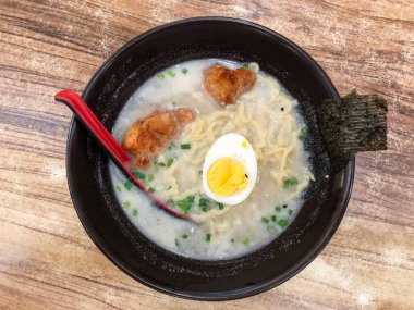 Japon çorbası bir restoranda dilimlenmiş yumurtayla servis edilir.