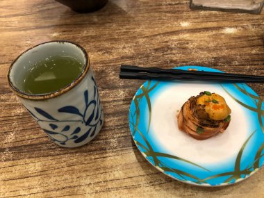 Somon etinden yapılan suşi bir restoranda Japon suşi tabağında servis edilir.