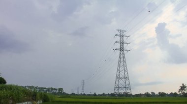 Endonezya 'da pirinç tarlalarını geçen ekstra yüksek gerilim ya da yüksek gerilim aktarım hattı