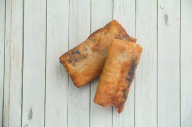 Yumurta rulosuyla kaplı mor patatesten yapılan yemekler, masada duran mor tatlı patatesten yapılan ev yapımı yemekler.