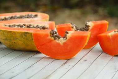 Taze papaya ya da Carica papaya L meyvesi dilimleniyor, taze papaya dilimleniyor sonunda tüketilmeden önce.