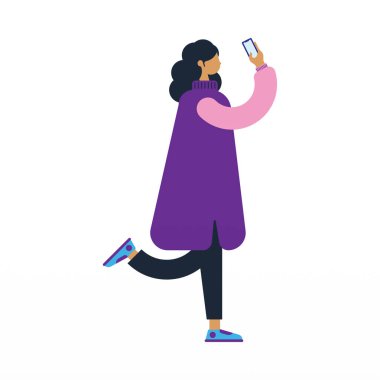 Akıllı telefon tutan gençlerin bir tasviri. Gençler akıllı telefonlarıyla selfie çekiyor.