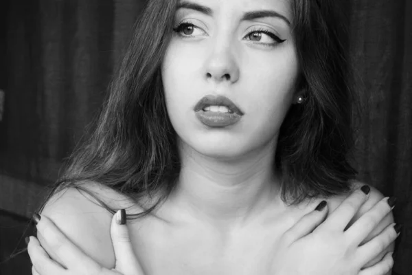 Чорно Біле Фото Красивої Сексуальної Молодої Дівчини Довгим Волоссям Макіяж — стокове фото