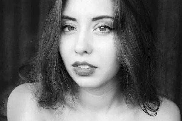 Černobílý Portrét Fotografie Sexy Krásné Ženy Dlouhými Vlasy Holými Rameny — Stock fotografie