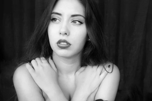 Чорно Біле Портретне Фото Сексуальної Красивої Дівчини Довгим Волоссям Голими — стокове фото