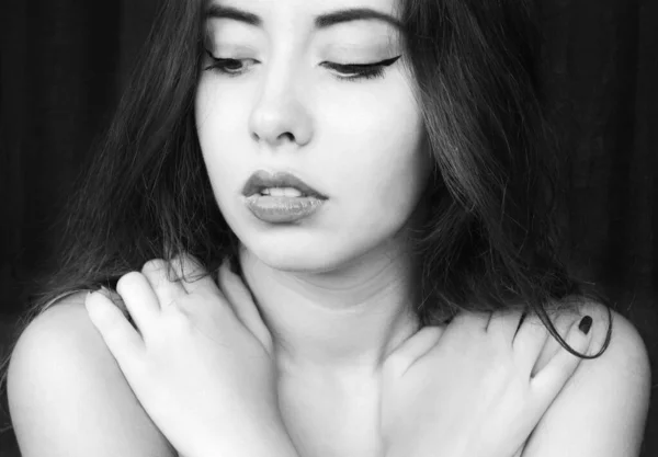 Черно Белый Портрет Молодой Сексуальной Брюнетки Девушка Голыми Плечами Которая — стоковое фото
