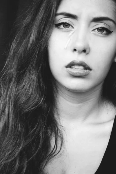 Чорно Біле Портретне Фото Сексуальної Красивої Дівчини Темним Волоссям Глибокими — стокове фото
