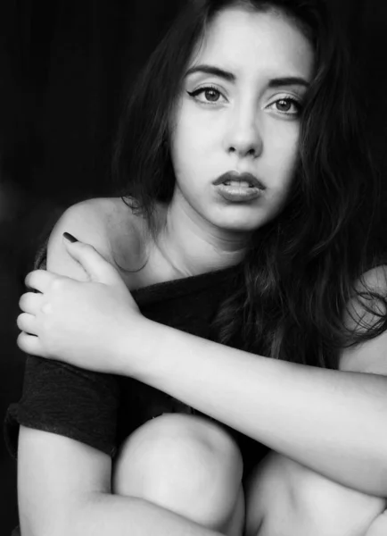 Черно Белый Портрет Сексуальной Красивой Молодой Девушки Темными Волосами Глубокими — стоковое фото